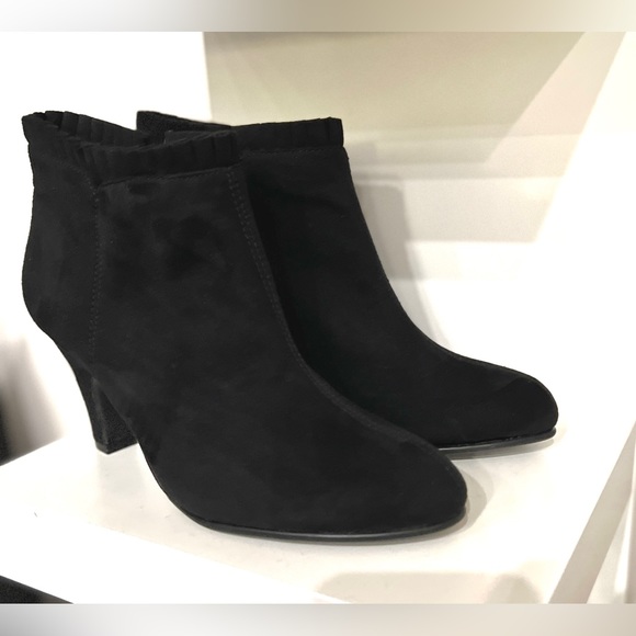 Black Ruffle Top Booties - Picture 6 of 6